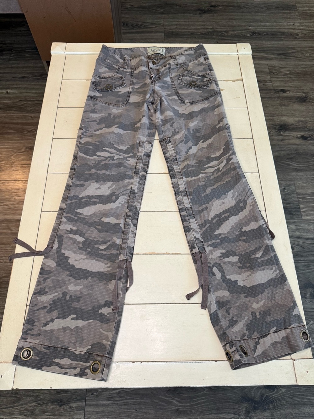 Nori Camo Cargo Pants Women’s Size 8 Gray Camouflage Wide Leg Lace Up Hem Y2K